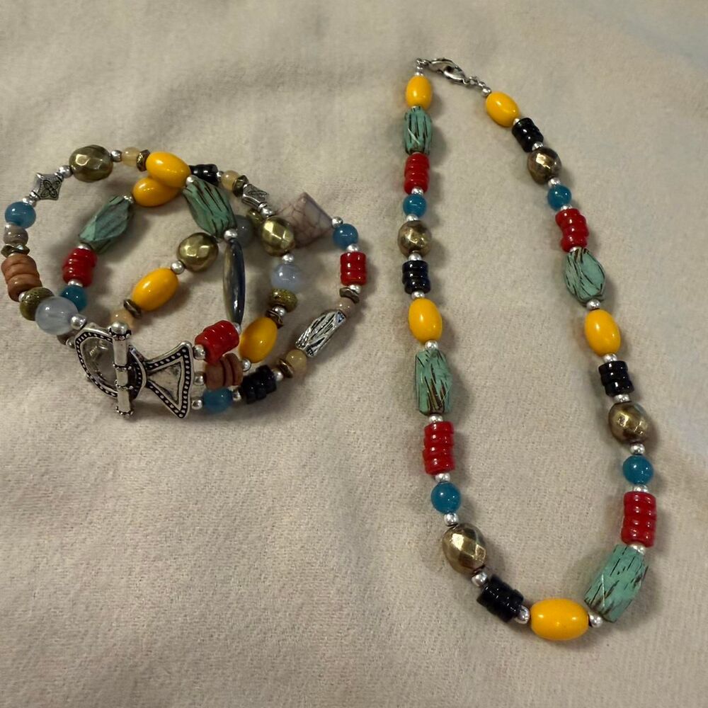 Multicoloured beaded necklace and bracelet set